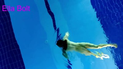 Angikwazi ukuyeka ukubuka, i-blonde esencane ibanjwe ibhukuda inqunu e-ELLA BOLT pool
