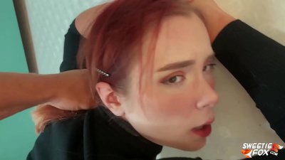Indoda Ifakwe Emlonyeni kanye nePussy Obedient Skimpy enekhanda elibomvu kanye ne-Cum on Tits
