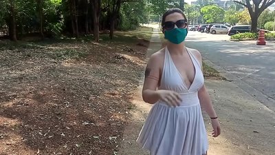 Ubunqunu bomphakathi: intombazane yaseRussia izama ukukhumula izingubo zayo emigwaqweni yaseRio de Janeiro. Wacishe waboshwa.